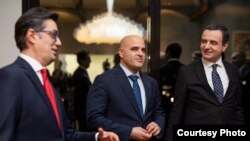 Претседателот и премиерот на Северна Македонија, Стево Пендаровски и Димитар Ковачевски, со косовскиот премиер Албин Курти на нефорланата средба во Скопје, 21 јануари 2024