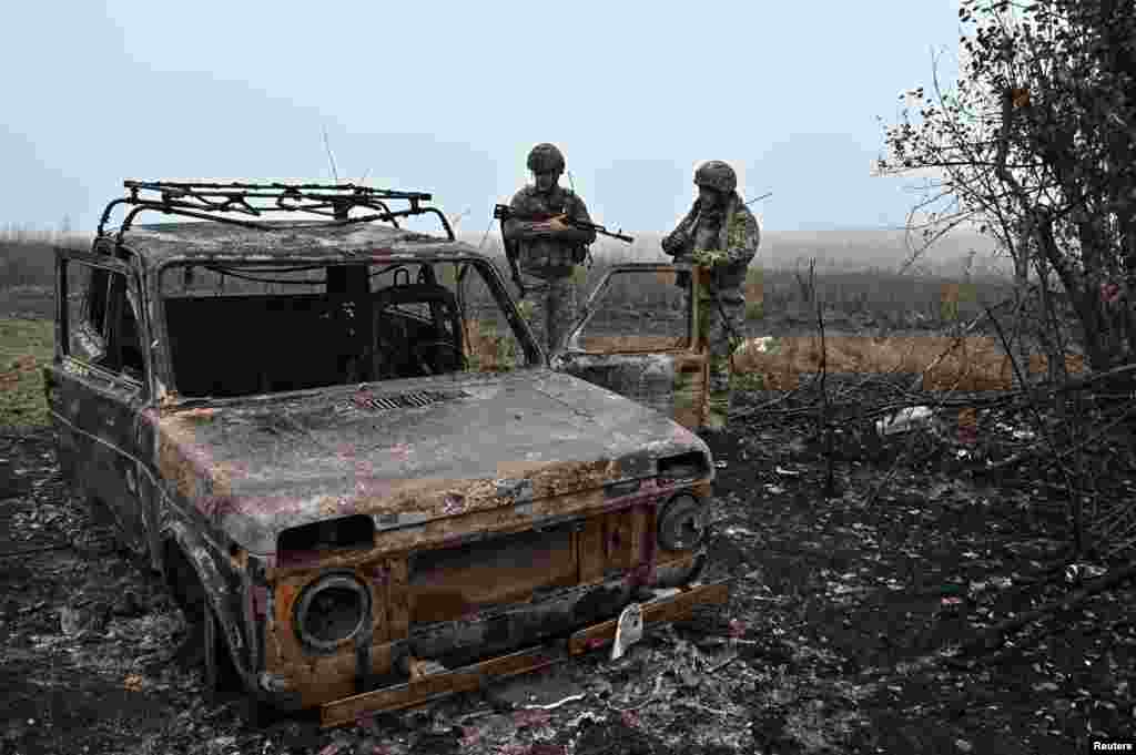 Militari ucraineni lângă un vehicul distrus... Luptele s-au intensificat în Zaporojie, în timp ce forțele rusești încearcă să recucerească Robotine.