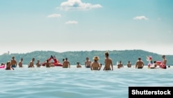 Turiștii s-au adunat în mod tradițional în Lacul Balaton vara, dar numărul este în scădere în acest an.