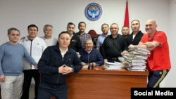 Кемпир-Абад иши боюнча айып тагылгандардын айрымдары. Сүрөттөгүлөрдүн ичинен Бектур Асанов, Кеңешбек Дүйшөбаев жана Кубанычбек Кадыров эркиндикте.