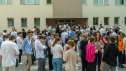 Elevi așteaptă să intre în sălile de clasă pentru a susține examenul de Bacalaureat la limba română, iunie 2023.