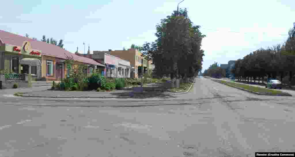 Цэнтральная плошча Мар'інкі ў жніўні 2014 году. Тады ў гэтым горадзе ў Данецкай вобласьці пражывала некалькі тысяч чалавек 