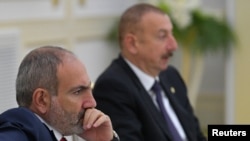 Премьер-министр Армении Никол Пашинян (слева) и президент Азербайджана Ильхам Алиев
