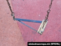 Оштетено игралиште во Аеродром, Скопје