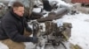Un anchetator ucrainean arată părți ale unei rachete despre care autoritățile de la Kiev cred că a fost fabricată în Coreea de Nord și a fost utilizată într-un atac la Harkov, în ianuarie 2024. 