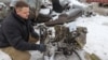 Представник прокуратури показує уламки ракети, яка, на думку правоохоронців, була виготовлена в Північній Кореї та використана під час удару по Харкову 6 січня 2024 року