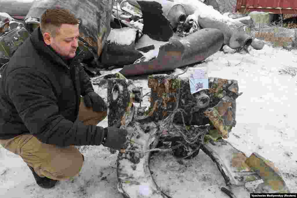 Дмитрий Чубенко, говорител на прокуратурата в Харков, показва фрагмент от балистична ракета, която според украинските власти е била произведена в Северна Корея, доставена на Русия и изстреляна срещу Украйна. Съветникът на украинския президент Михайло Подоляк на 5 януари се присъедини към САЩ, като заяви, че Русия е ударила Украйна с ракети, доставени от Пхенян, за първи път от началото на пълномащабната си инвазия. "Русия атакува украинците с ракети, получени от държава, в която гражданите са измъчвани в концентрационни лагери за това, че имат нерегистрирано радио, говорят с турист, гледат телевизионни предавания", написа Подоляк в социалната мрежа X.