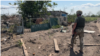 Український військовий на околиці Макарівки, звідси до Урожайного – менше 5 км. кінець серпня 2023 року 