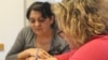 Rozina, Romkinja iz ukrajinske Zakarpatske oblasti, vježba pisanje s Agnes Pletser iz nevladine organizacije Taleta.