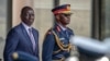 Presidenti i Kenias, William Ruto (majtas) me shefin e forcave mbrojtëse të Kenias, Francis Ogolla. Fotografi e vitit 2024. 