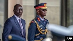 Kenijski predsjednik William Ruto (lijevo) sa šefom kenijskih odbrambenih snaga Francisom Ogollom, 2024. godine.