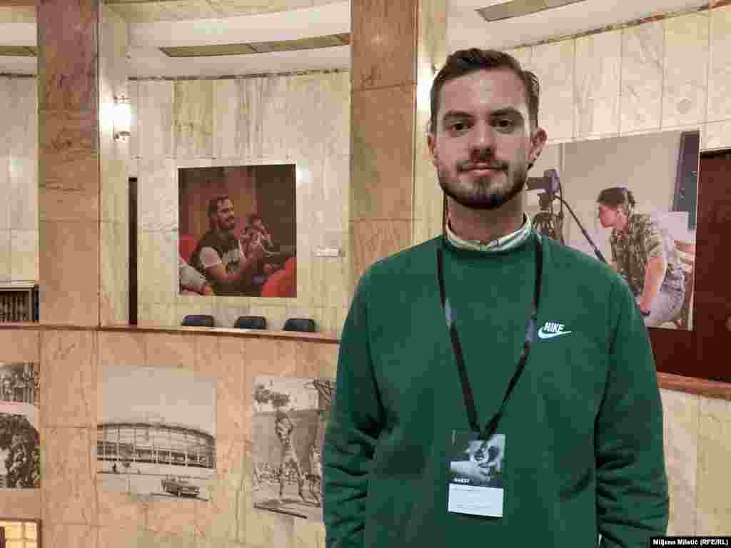 Dženis Behljulji (Xhenis Behluli), student informatike sa Kosova učesnik je projekta "How do I see you?" odnosno "Kako te vidim?" koji povezuje mlade iz Srbije i sa Kosova kroz film. U Beogradu, gde učestvuje na multimedijalnoj izložbi u sklopu istoimenog projekta, otvorenoj tokom filmskog festivala Slobodna zona, za Radio Slobodna Evropa (RSE) kaže da je glavni deo projekta bila socijalizacija i razbijanje stigme što su uradili kroz snimanje filmova i druge aktivnosti. "Bilo je to dobro iskustvo jer uvek koristim priliku da steknem srpske prijatelje jer smo kroz našu nedavnu istoriju dosta bili razdvojeni. Dakle, možda ne možemo sve da popravimo, ali možemo imati neka prijateljstva koja mogu da dovedu do bolje budućnosti", kaže Dženis. 