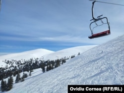 Telescaunul oferă o privelişte de vis, dar în acest an, elementele de siguranţă, precum barele de protecţie, le-au dat emoţii unora dintre turişti.