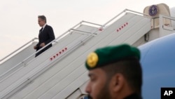 Američki državni tajnik Antony Blinken iskrcava se iz aviona po dolasku u Rijad, Saudijska Arabija, 5. februara 2024.