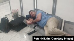 Nikitin je već drugi dan na beogradskom aerodromu nakon što mu je 13. jula odbijen ulazak u Srbiju
