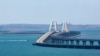 Товарен воз сообраќа по шините на Кримскиот мост, кој ги поврзува руското копно и Кримскиот Полуостров преку теснецот Керч. 17 јули 2023 година. Илустративна фотографијa. 