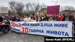 U Banjaluci se okupilo nekoliko desetaka roditelja djece sa poteškoćama u razvoju, tražeći da im vlasti u RS ne ukidaju naknadu koju dobijaju kao roditelji-njegovatelji, 29. februar 2024.
