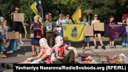  Protestatarii ucraineni comemorează momentul uciderii prizonierilor de război ucraineni de la Olenivka, pe 28 iulie.