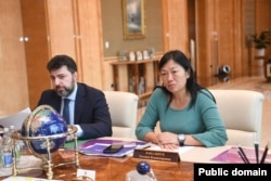 CEO-ul Wildberries, Tatiana Bakalchuk (dreapta), se întâlnește cu oficiali din Tatarstan la începutul acestui an.