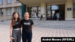 Maria Gonța din Rezina a venit cu mama sa pentru a depune actele de admitere la Universitatea de Stat din Moldova