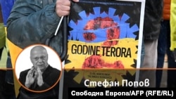 Стефан Попов на фона на плакат срещу войната, която Русия води в Украйна с надпис "2 години терор'. Колаж