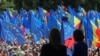 Роберта Метсола жана Майя Санду митингге чыккандардын алдында сүйлөп жатышат. 21-май, 2023-жыл, Кишинев. 