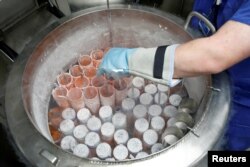 Medicinski tehničar priprema embrione i uzorke sperme za oplodnju u laboratoriji.