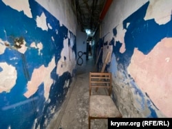 Коридор та двері камер в підвалі Херсонського управління поліції, де, як стверджують очевидці та українські правоохоронці, під час російської окупації міста відбувалися тортури та катування затриманих українців