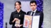 Kiana és Ali Rahmani a bebörtönzött édesanyjuknak odaítélt Nobel-békedíj átvételén, 2023 decemberében