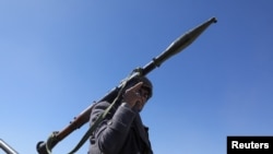 Un susținător tribal al Houthis din Yemen poartă un lansator RPG în timpul unui protest împotriva țintelor Houthi conduse recent de SUA, lângă Sanaa, Yemen, 14 ianuarie 2024.