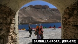 Afgani vizitând parcul național Band-e Amir din Bamiyan la începutul acestei luni.