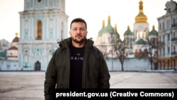 În ton cu promisiunea combaterii corupției, președintele Zelenski și-a publicat declarația de avere. În 2022 a avut tot șapte apartamente și două vehicule, ca în 2021, dar mai puțini bani, scrie news.ro.