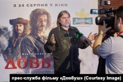 Режисер Олесь Санін розповів, що зі знімальної групи «Довбуш» до лав Сил оборони долучилось 70 чоловік. 5, на жаль, загинули