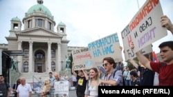Protest ispred Skupštine Srbije, Beograd, 19. avgust