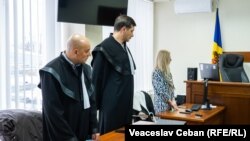 Avocații Sergiu Istrate (stânga) și Lucian Rogac la una dintre ședințele de judecată pe dosarul lui Vladimir Plahotniuc, înainte de a fi conexat cu dosarul bancherilor, decembrie 2023. 