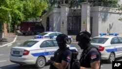 Policija na mjestu napada ispred Izraelske Ambasade u Beogradu, 29. juni 2024. 