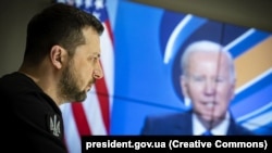 Președintele Ucrainei, Volodimir Zelenski, vorbind prin legătură video la sesiunea plenară a celui de-al doilea Summit pentru democrație prezidat de președintele SUA, Joe Biden. Kiev, 29 martie 2023 