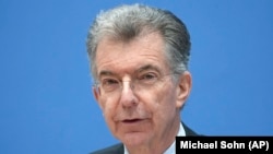 Коли Крістоф Гойсґен залишив посаду радника Меркель, він певний час був постійним представником Німеччини в ООН, а з 2022 року він очолює Мюнхенську конференцію з безпеки