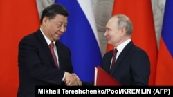Президентът на Китай Си Дзинпин и руският му колега Владимир Путин по време на поредицата от срещи между тях в Москва в средата на март.