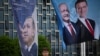 Transparent sa likom turskog predsednika Erdoana (levo) i njegovog izbornog protivkandidata Kiličdarolua (drugi s desna) u Istanbulu, Turska, 12. maj 2023.