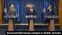 Premierul Nicolae Ciucă a anunțat că nu își depune mandatul până la rezolvarea grevei profesorilor. În imagine, alături de Ciucă (centru), mai apar Marcel Ciolacu, liderul PSD (dreapta) și Kelemen Hunor, cel al UDMR.