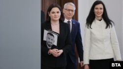 Светлана Циханоуска, премиерът Николай Денков и вицепремиерът Мария Габриел в София, 5 февруари 2024 г.
