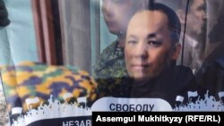 Астанада журналист Махамбет Әбжанды босатуды талап еткен пикеттегі плакат.