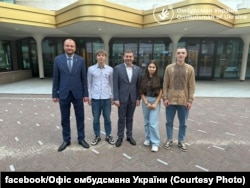Омбудсман України Дмитро Лубінець в Гаазі разом з українськими дітьми, яких вдалося повернути після депортації до Росії