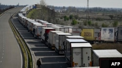 Camioane cât vezi cu ochii la trecerea frontierei româno-bulgare în punctul Vidin-Calafat, la 25 martie 2024.