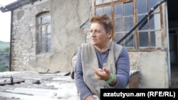 Արցախից բռնի տեղահանված Նելլի Բաբայանը Ոսկեվանի իր կացարանի դիմաց
