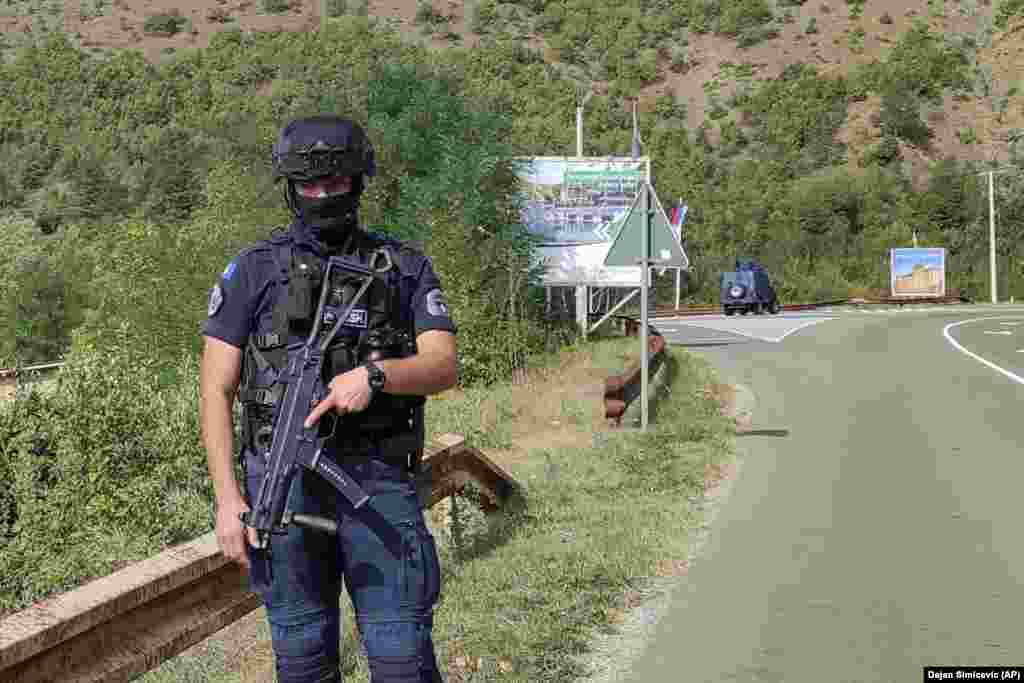 Pripadnik kosovske policije stoji na ulici u blizni Banjske.