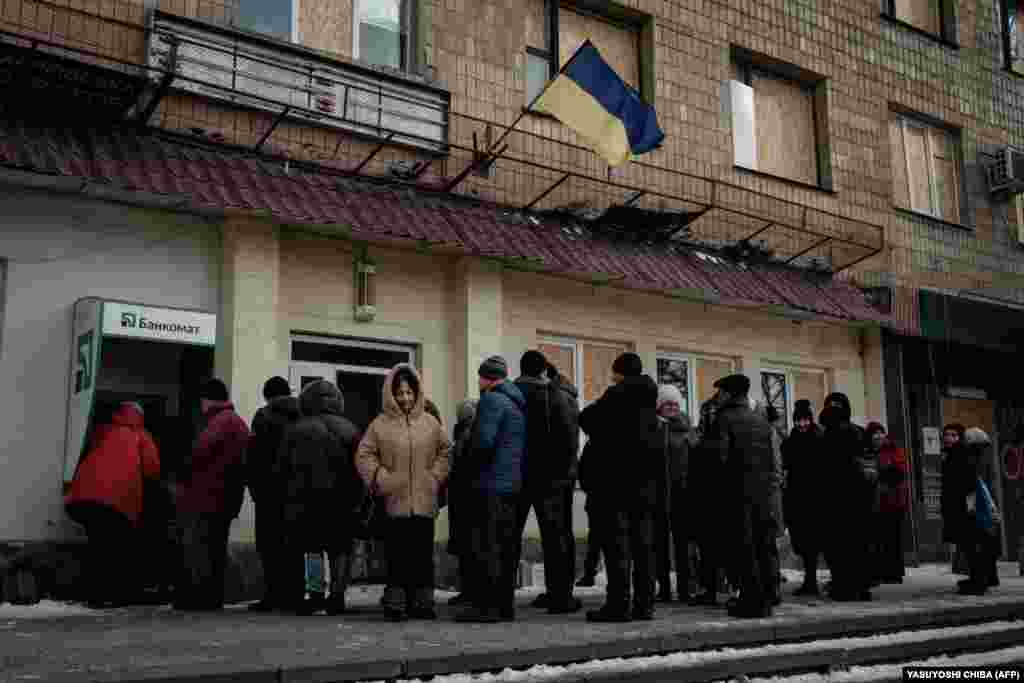 Întrucât magazinele acceptă doar numerar, oamenii trebuie să stea la coadă la unul dintre cele două bancomate funcționale. Unul dintre cei care așteaptă este un ofițer vamal în vârstă de 47 de ani, Oleksandr Timoșenko, care spune că nu este îngrijorat de o ofensivă rusă. „Am vorbit cu militarii și mi-au spus: Nu vă faceți griji în privința asta. Situația este sub control".