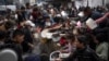 Palestinienii primesc o masă gratuită. Rafah, Fâșia Gaza,21 decembrie 2023. Agențiile internaționale de ajutor spun că Gaza suferă de lipsă de alimente, medicamente și alte provizii de bază.