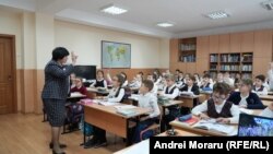 O lecție în clasa a IV-a, la liceul „Mihai Viteazul” din Chișinău. 